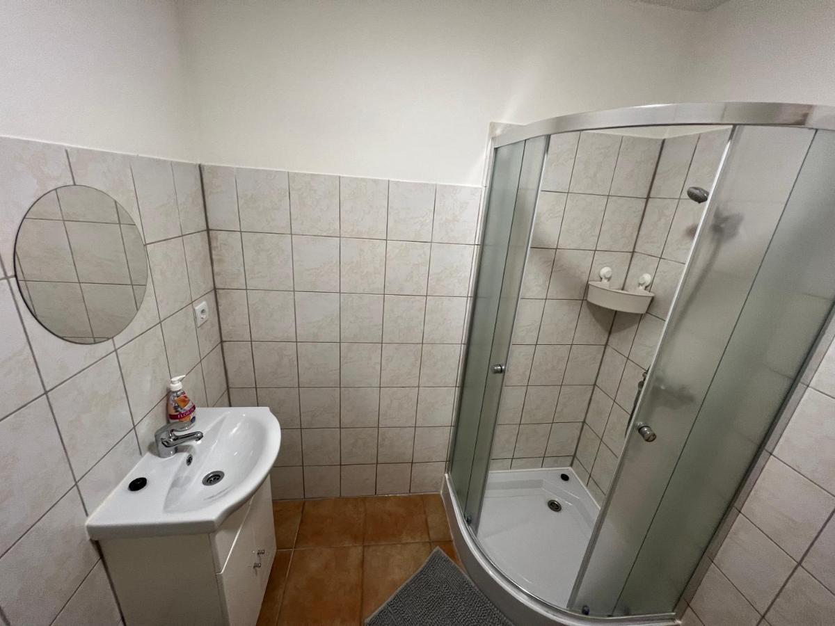Ferienwohnung Jo Minosegu Lakasok Kivalo Kozlekedes Mellett Budapest Exterior foto